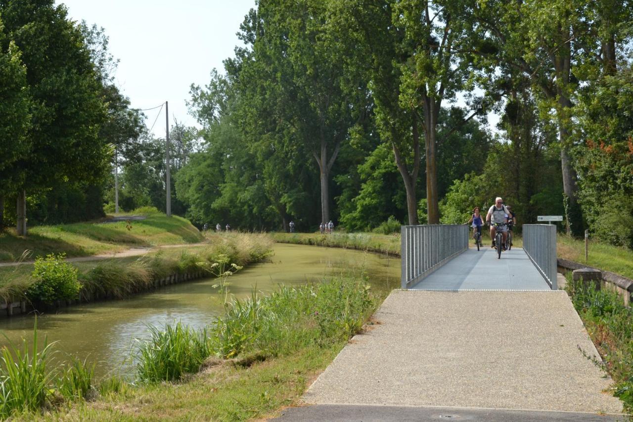 Camping Canal De Berry Saint-Amand-Mont-Rond Ngoại thất bức ảnh